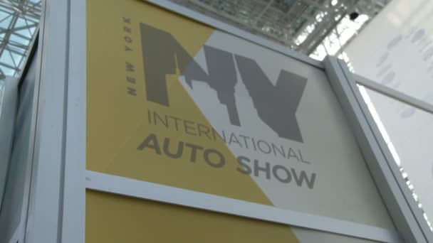 λογότυπο των αυτοκινήτων διεθνή Νέα Υόρκη δείχνουν - Πλάνα, βίντεο