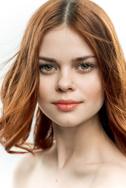 Güzel kadın kızıl saçlı, tutkulu, çıplak omuzlu model. - Fotoğraf, Görsel
