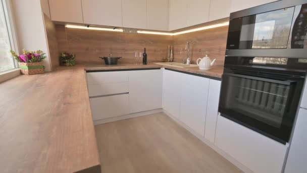 Amplia inclinación ángulo tiro de blanco moderno y madera interior de la cocina de color beige - Metraje, vídeo
