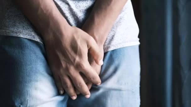 das Konzept des Prostata- und Blasenproblems, der Schrittschmerzen eines jungen Menschen  - Filmmaterial, Video
