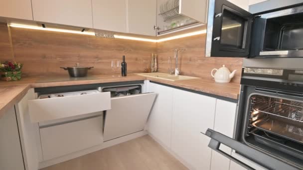 モダンな白と木製のベージュのキッチンインテリアの広い角度の傾きショット - 映像、動画