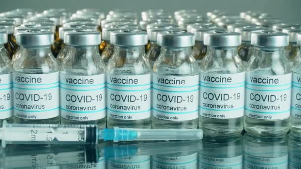 Anti koronavirüs aşısı ya da enjeksiyon için ilaç içeren şırınga ve şişeler - Video, Çekim