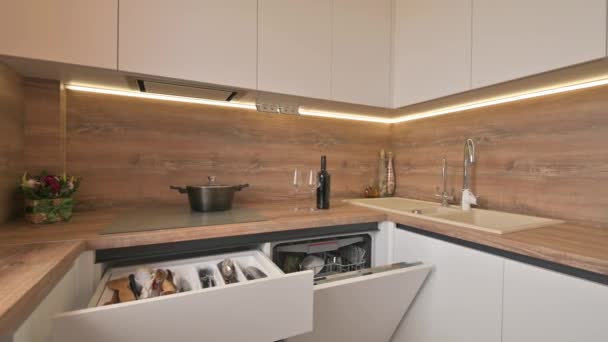 Panorama de close-up do interior moderno da cozinha bege branca e de madeira - Filmagem, Vídeo