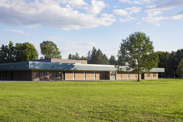 Školní budova a školní dvůr s terénem - Fotografie, Obrázek