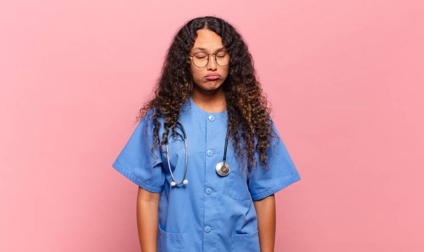 nuori latino nainen tunne surullinen ja whiney kanssa onneton ilme, itkien negatiivinen ja turhautunut asenne. sairaanhoitajan käsite - Valokuva, kuva