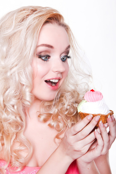 Blonde girl with cake - Foto, Imagem