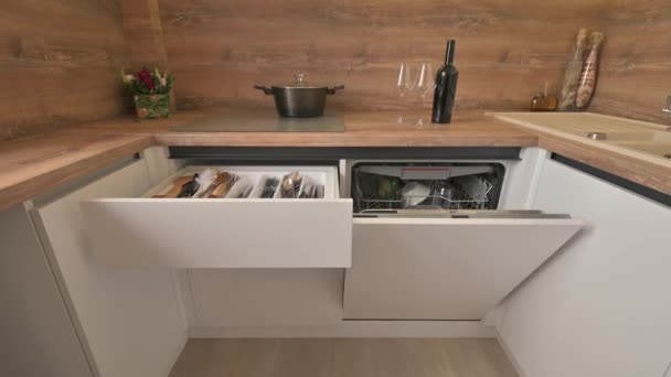 Close-up kanteling van moderne witte en houten beige keuken interieur - Video