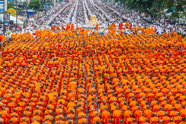 Bangkok, Tajlandia - września, 8: 10 000 mnichów buddyjskich czeka na ludzi dają food oferty na 8 września 2013 pratunam w bangkok, Tajlandia. - Zdjęcie, obraz