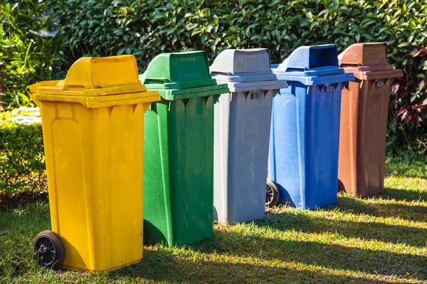pięć kolorów recyklingu pojemników - Zdjęcie, obraz