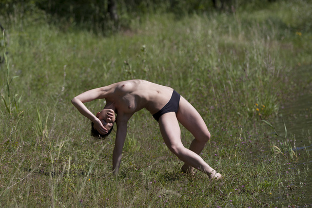 Atitude estranha de uma dançarina contemporânea em topless
 . - Foto, Imagem