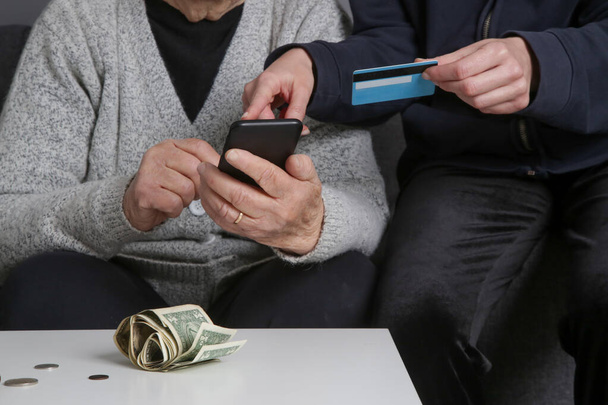 Starší žena adoptuje moderní životní styl. Staří lidé a e-banking a on-line nákupní koncept. - Fotografie, Obrázek