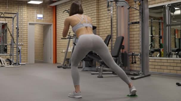 Mujer deportiva calentando y entrenando en el gimnasio - Imágenes, Vídeo