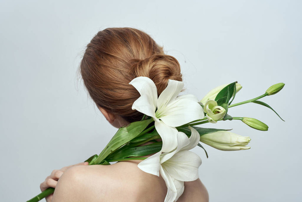 Lady z bukietem białych kwiatów na szarym tle portret przycięty widok zbliżenie - Zdjęcie, obraz