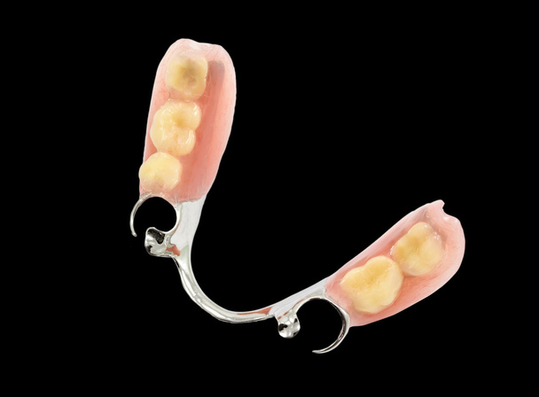 prótesis dentales parciales sobre fondo negro
 - Foto, Imagen