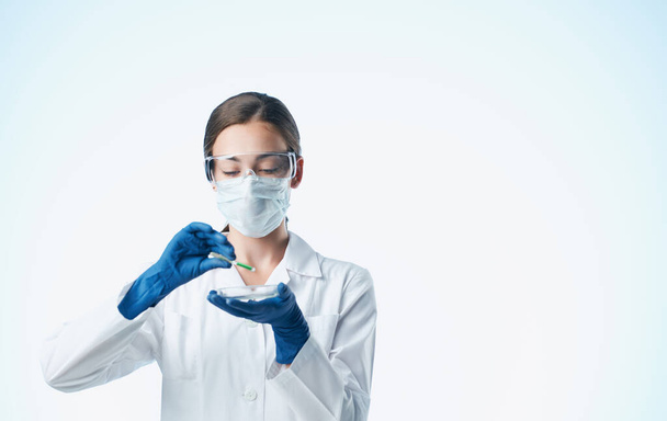 kobieta lekarz w niebieskich rękawiczkach i w medycznym fartuchu szczepionka laboratorium pierwiastek chemiczny - Zdjęcie, obraz