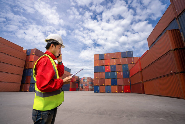 Foreman control loading Kontenery box to truck for Logistic Import Export Background, Koncepcja logistyczna biznesu, Import i eksport koncepcji - Zdjęcie, obraz