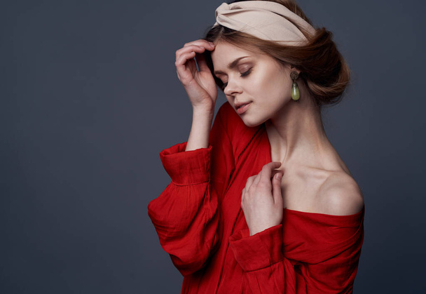 attraktive Frau rotes Kleid eleganten Stil Dekoration Studio grauen Hintergrund - Foto, Bild