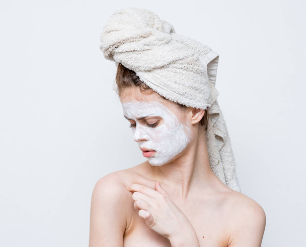donna con spalle nude maschera viso pelle pulita - Foto, immagini