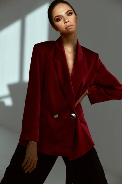 модная женщина яркий макияж куртка студия украшения - Фото, изображение