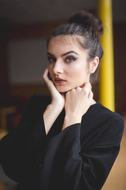 A shallow focus of a young brunette Caucasian female with simple makeup posing indoors - Foto, immagini