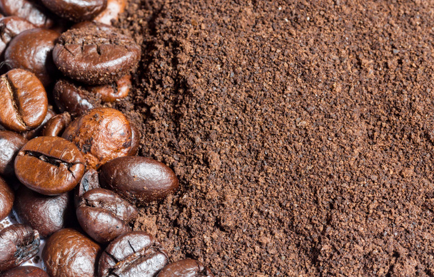 Coffee beans and ground coffee background - Foto, afbeelding