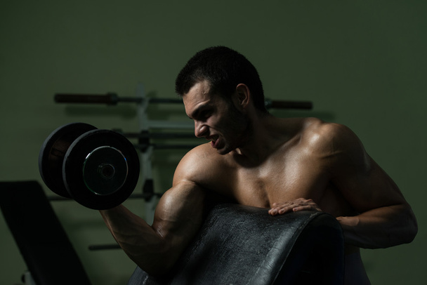 Young Man Working Out In A Health Club - Foto, afbeelding
