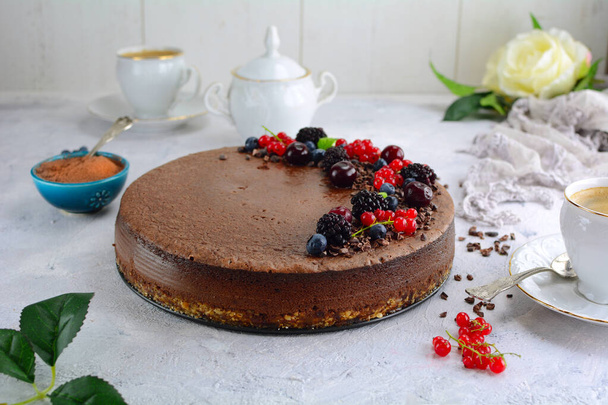 chocolade cheesecake op achtergrond, close up - Foto, afbeelding