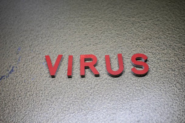 ウイルス警告のための赤い単語 - 写真・画像