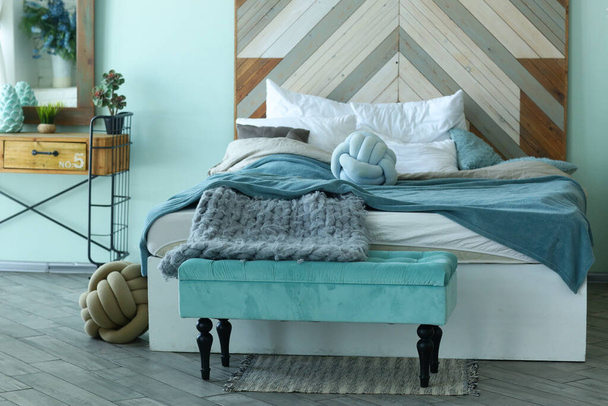 mignon coin chambre moderne bleu mauvais, chiffon tricoté, oreillers et banc photo rapprochée - Photo, image