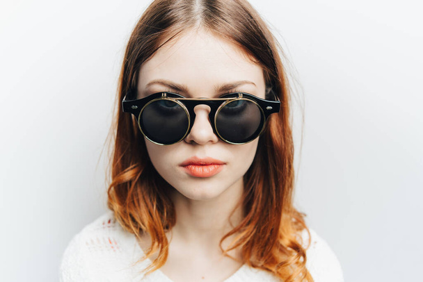 pretty woman fashionable glasses studio face close up fashion - Foto, afbeelding