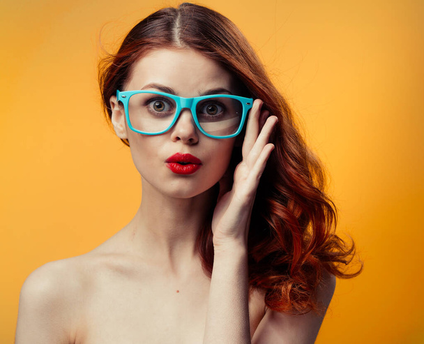 atractiva mujer desnuda hombros labios rojos azul gafas estudio - Foto, imagen