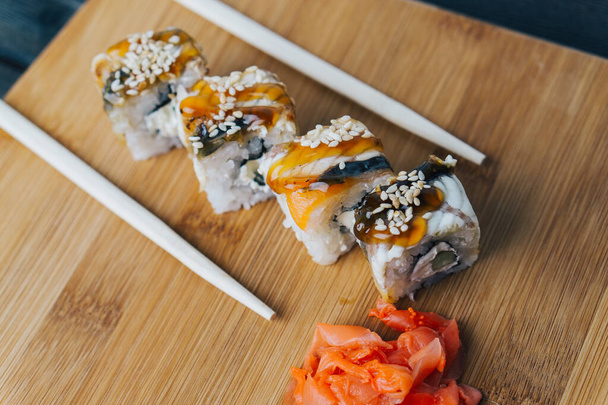 Sushi bacchette rosso zenzero cucina giapponese consegna vista dall'alto - Foto, immagini