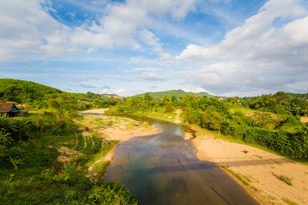 Hermoso paisaje fluvial en el Parque Nacional Phong Nha Ke Bang en Vietnam. Paisaje rural foto tomada en el sudeste asiático. - Foto, Imagen