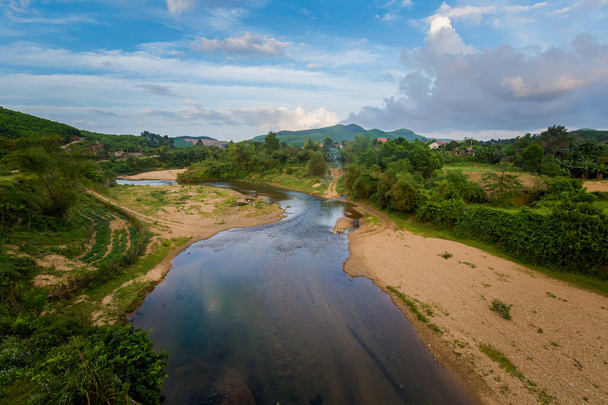 Bela paisagem fluvial no Parque Nacional Phong Nha Ke Bang no Vietnã. Paisagem rural foto tirada no sudeste da Ásia. - Foto, Imagem
