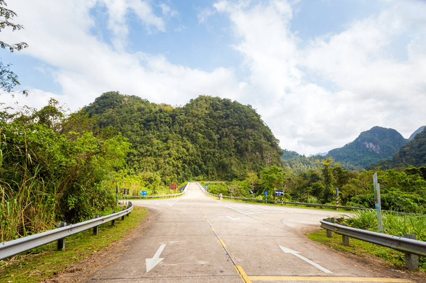 Prachtig groen levendig landschap in Nationaal Park Phong Nha Ke Bang in Vietnam. Landelijk landschap foto genomen in Zuidoost-Azië. - Foto, afbeelding