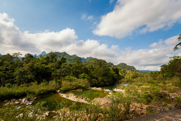Bela paisagem verde vívida no Parque Nacional Phong Nha Ke Bang no Vietnã. Paisagem rural foto tirada no sudeste da Ásia. - Foto, Imagem
