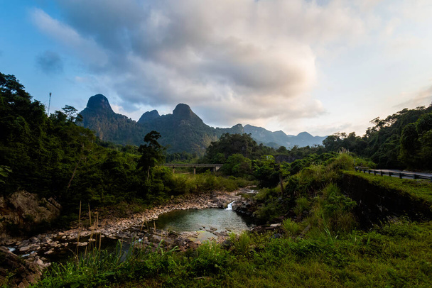 Bela paisagem fluvial no Parque Nacional Phong Nha Ke Bang no Vietnã. Paisagem rural foto tirada no sudeste da Ásia. - Foto, Imagem
