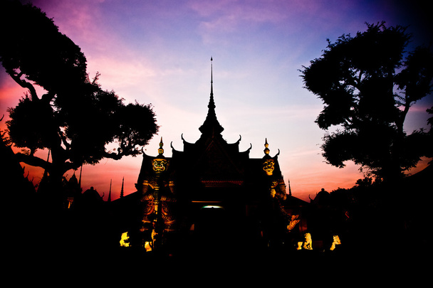 σιλουέτα της Βουδιστικής ναός - Φωτογραφία, εικόνα