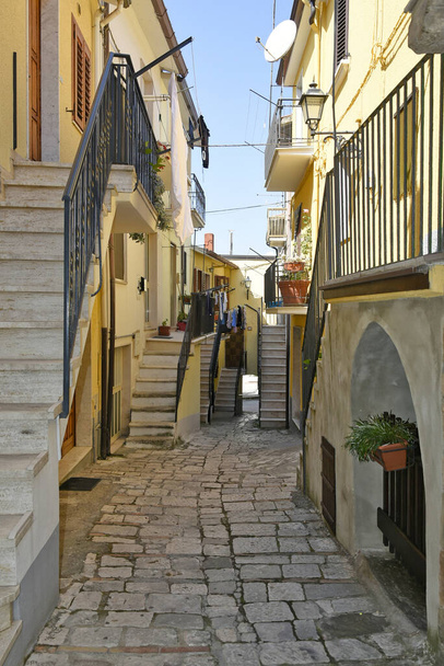 イタリアのベネヴェント州の中世の村、ガルドのサン・バルトロメオの狭い通り. - 写真・画像