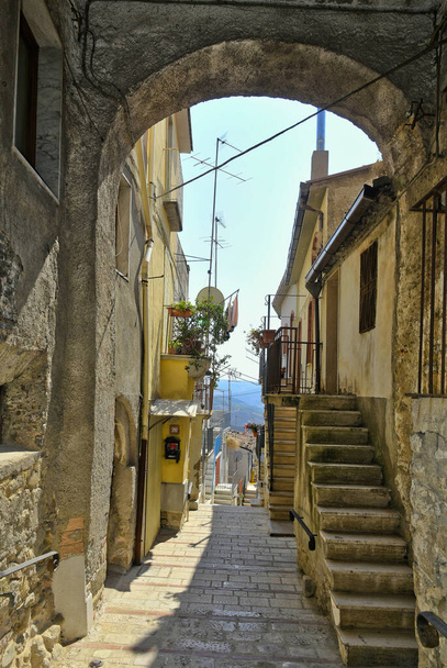 Узкая улица в Сан-Бартоломео в Галдо, средневековая деревня в провинции Беневенто, Италия. - Фото, изображение