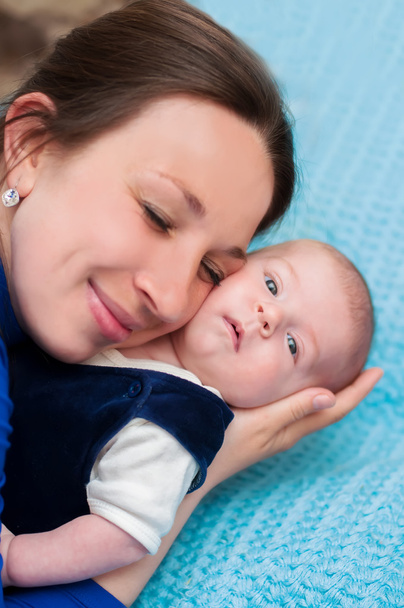 kisbaba édesanyja karjaiban - Fotó, kép