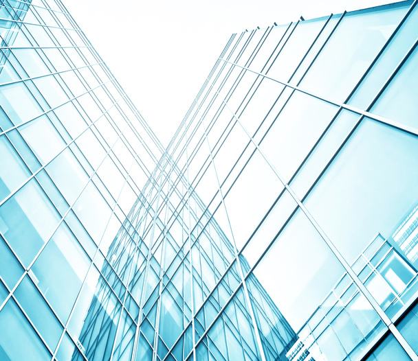 Красивый и просторный широкоугольный вид на стальной светло-голубой фон стеклянной высотки небоскреба коммерческого современного города будущего. Бизнес-концепция успешной промышленной архитектуры
 - Фото, изображение