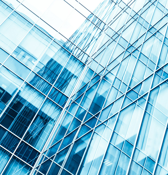 Панорамний і перспективний широкий кут зору на сталевий світло-блакитний фон зі скла висотних будівель хмарочос комерційного сучасного міста майбутнього. Концепція бізнесу успішної промислової архітектури
 - Фото, зображення