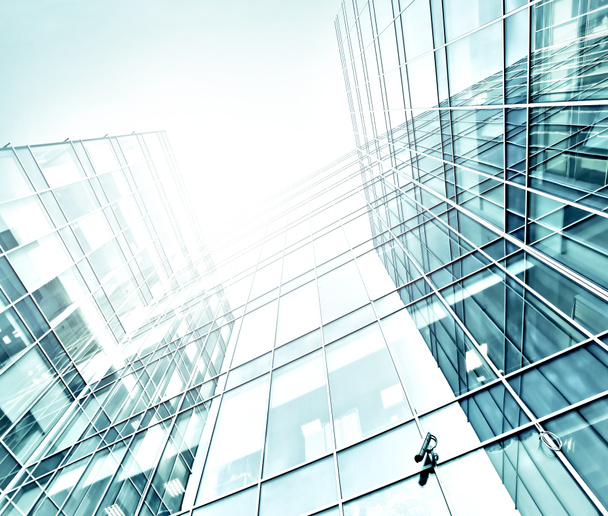Panorámás és leendő széles szög kilátás az acél üveg magas emelkedik épület felhőkarcoló kereskedelmi modern városban jövő fény kék háttér. Üzleti koncepció, a sikeres ipari építészet - Fotó, kép