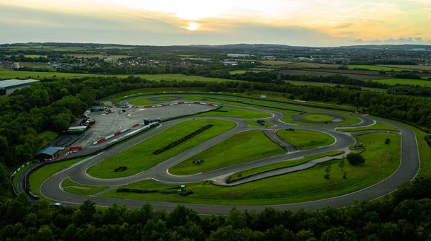 Veduta aerea drone di un circuito di pista di go kart auto da corsa al tramonto - Foto, immagini