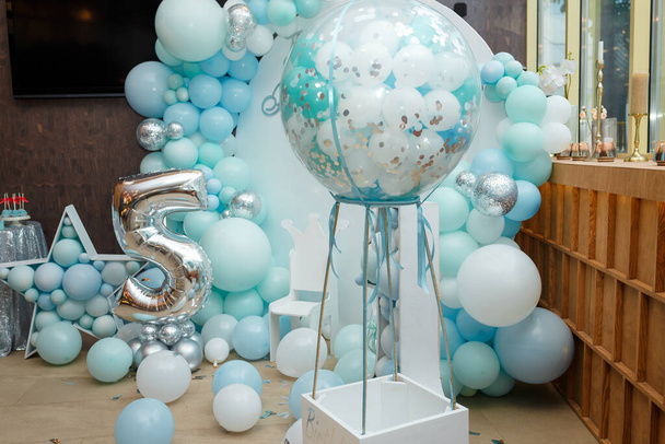 Oblouk modrých balónků pro chlapečka k narozeninám. Číslo 5 pro pětileté dítě. Slavnostní dekorativní prvky, foto zóna s hvězdou.  - Fotografie, Obrázek