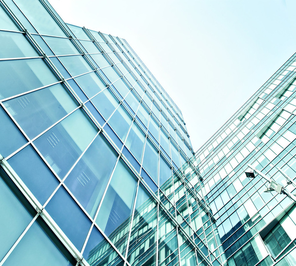 Panorámás és leendő széles szög kilátás az acél üveg magas emelkedik épület felhőkarcoló kereskedelmi modern városban jövő fény kék háttér. Üzleti koncepció, a sikeres ipari építészet - Fotó, kép