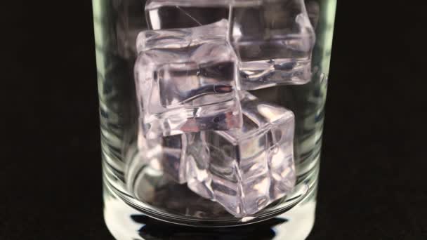 ガラスの暗い鍵の氷のウイスキー - 映像、動画