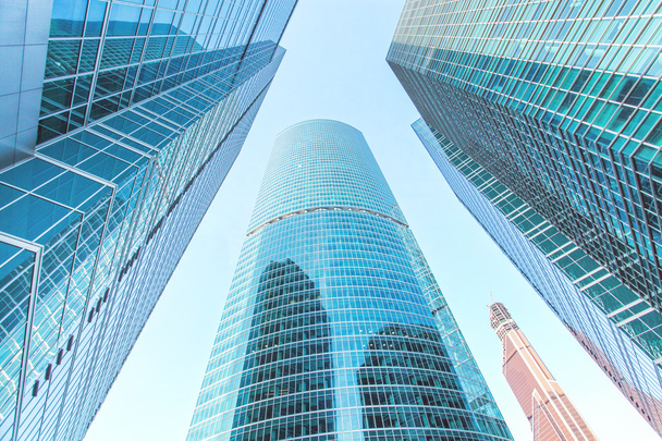 Açık mavi renkli cam yüksek artış gelecek gökdelen ticari modern şehir Binası çelik için panoramik ve potansiyel geniş açı görünümü. İş kavramı başarılı endüstriyel mimari - Fotoğraf, Görsel