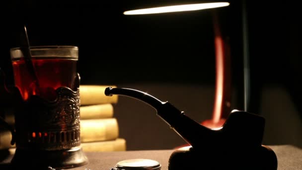 viejo militar nkvd gabinete Bodegón con pipa, vaso de té y lámpara de escritorio - Imágenes, Vídeo